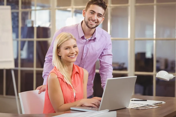 Zakenmensen met laptop — Stockfoto