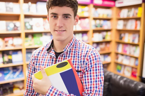 Jovem confiante com livro — Fotografia de Stock