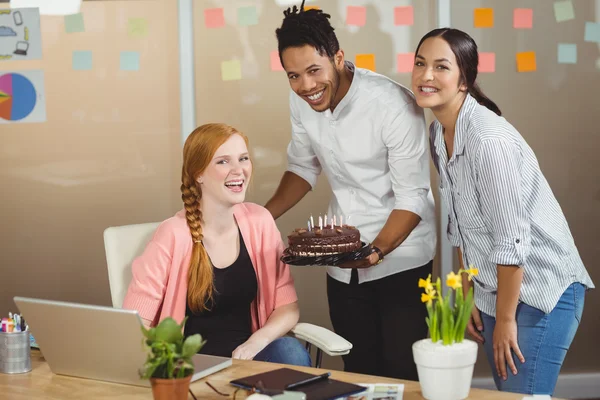 Lächelnde Geschäftsfrau feiert Geburtstag — Stockfoto