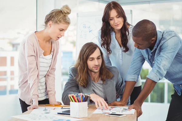 Equipo de negocios discutiendo en el escritorio — Foto de Stock