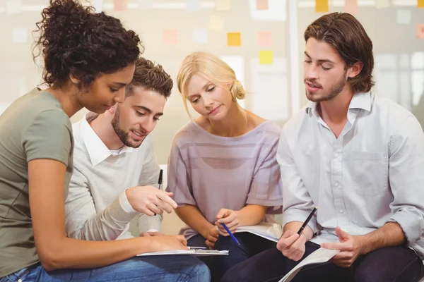 Collega's interactie met elkaar — Stockfoto