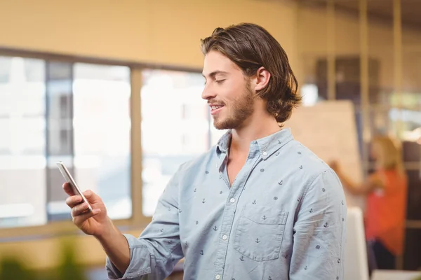 Confident businessman texting on phone — Stock Photo, Image