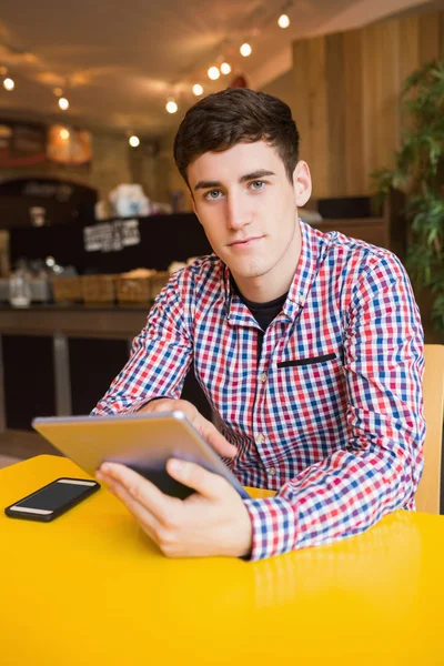 Portrait de jeune homme utilisant une tablette numérique — Photo