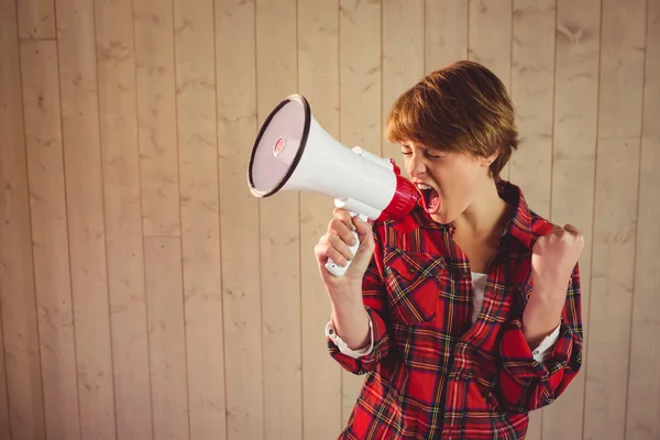 Mooie jonge vrouw met behulp van megafoon — Stockfoto