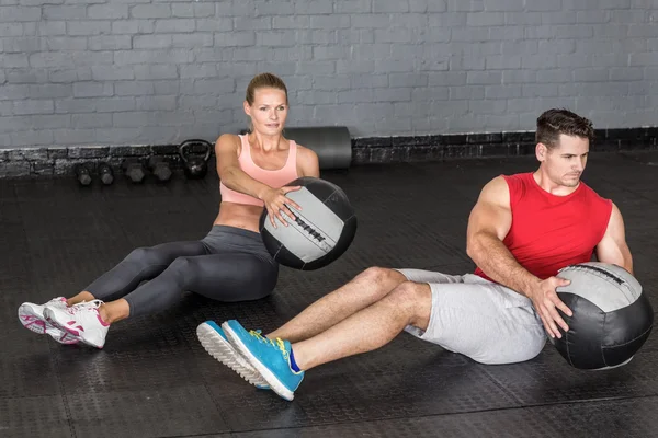 Pareja muscular haciendo ejercicio de pelota — Foto de Stock