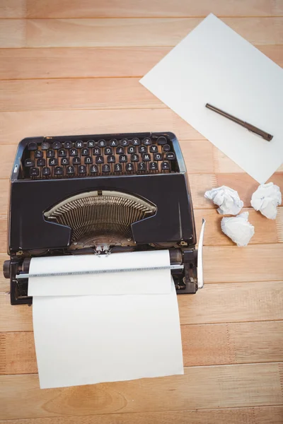 Máquina de escribir y papel — Foto de Stock