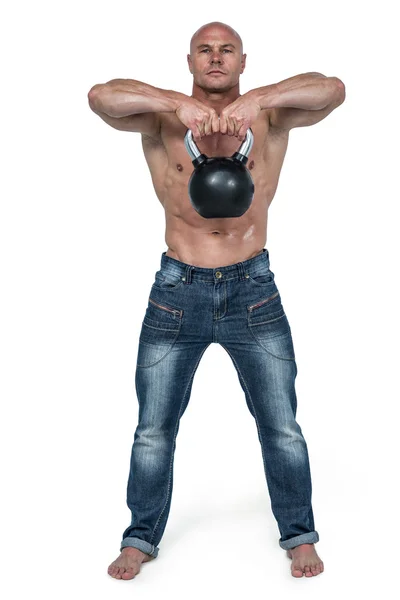 Портрет лысого человека, упражняющегося с гирей — стоковое фото
