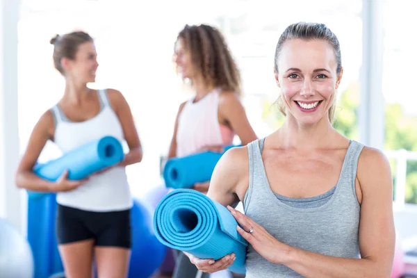 Potret wanita memegang tikar yoga — Stok Foto