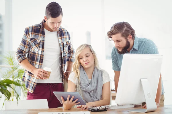 Mensen uit het bedrijfsleven met behulp van digitale Tablet PC tijdens de vergadering op het Bureau — Stockfoto