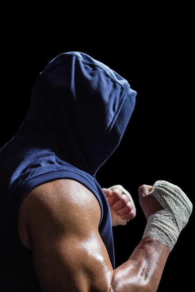 Hombre musculoso en capucha azul con postura de lucha — Foto de Stock
