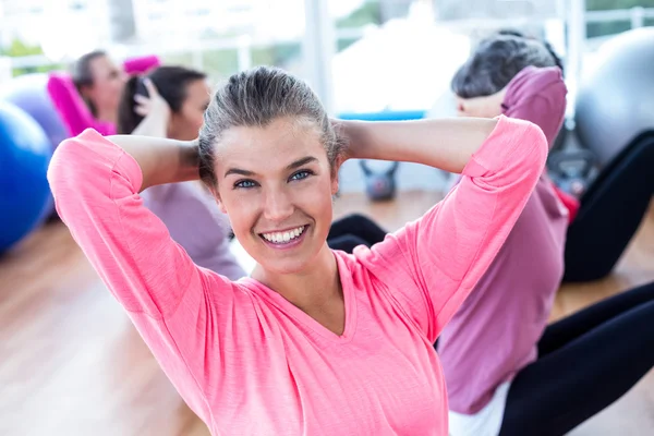 Retrato de mulher esportiva fazendo sit ups — Fotografia de Stock