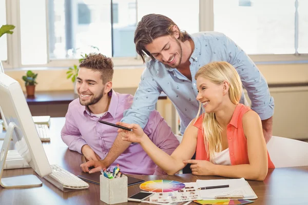 Business people at desk using computer — Stock Photo, Image