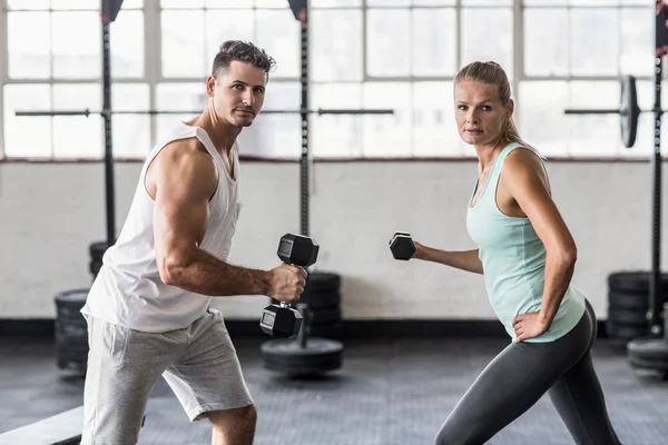 Spor salonunda dumbbells ile egzersiz Çift — Stok fotoğraf