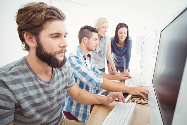 Business team working at computer — Stock Photo, Image