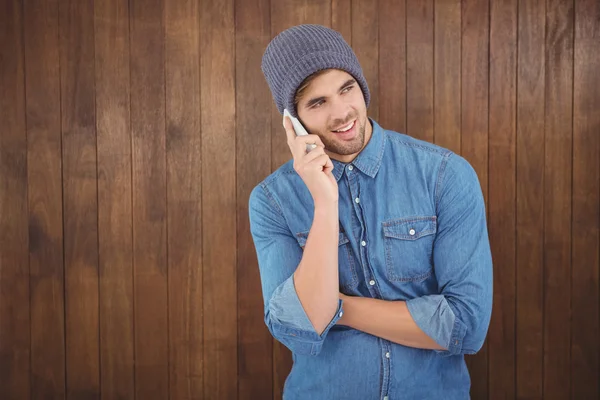 Hipster usando sombrero de punto usando el teléfono móvil —  Fotos de Stock