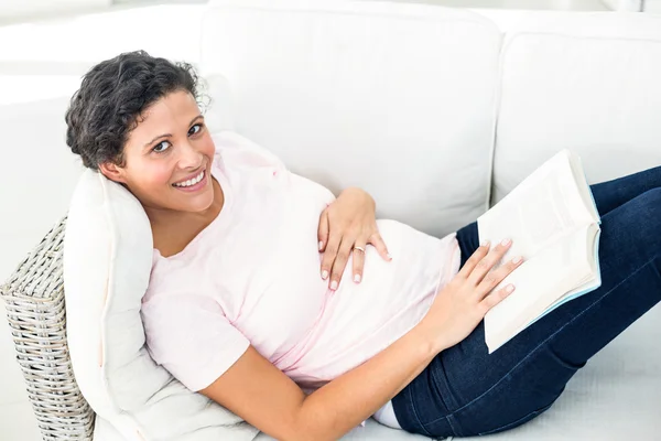 Retrato de mujer embarazada feliz con libro — Foto de Stock