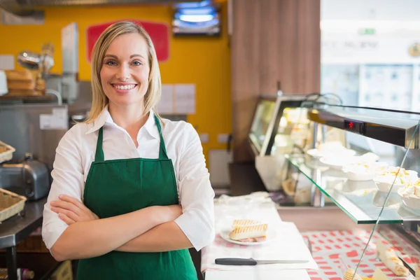 Fiducioso proprietario di negozio femminile in piedi da vetrina — Foto Stock