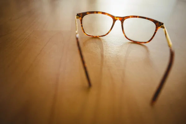 Lesebrille auf dem Tisch — Stockfoto