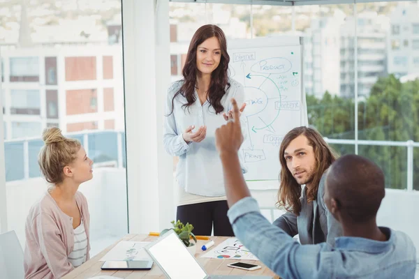 Rückansicht eines Mannes mit erhobener Hand — Stockfoto