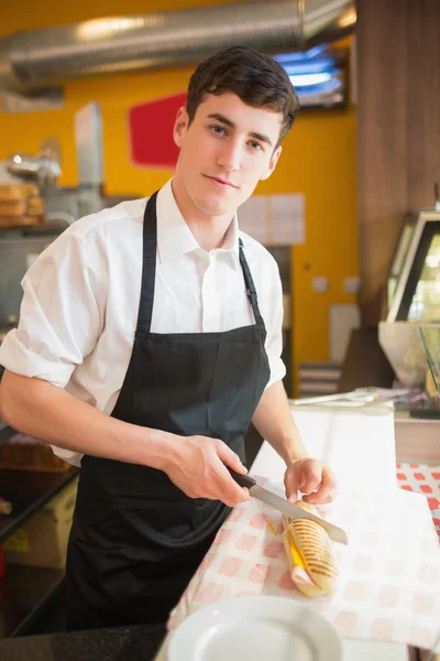 Porträt eines männlichen Arbeiters beim Sandwich schneiden lizenzfreie Stockfotos