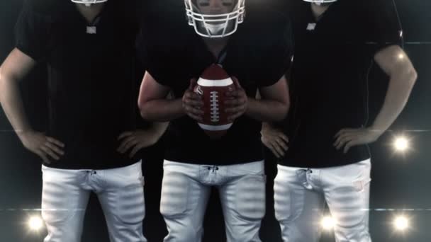 American Football-Spieler stehen mit dem Gesicht zur Kamera — Stockvideo