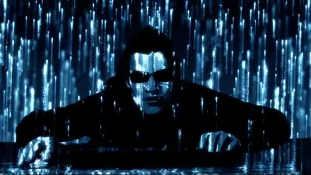 Hacker mit leuchtend blauem Code — Stockvideo