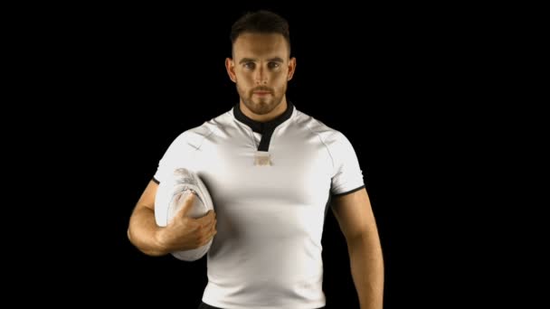Vážné ragbyový hráč drží rugby míč — Stock video
