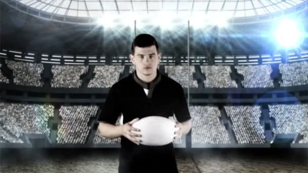 Un joueur de rugby sérieux apporte une balle de rugby — Video