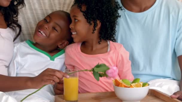 Glückliche Familie frühstückt im Bett — Stockvideo