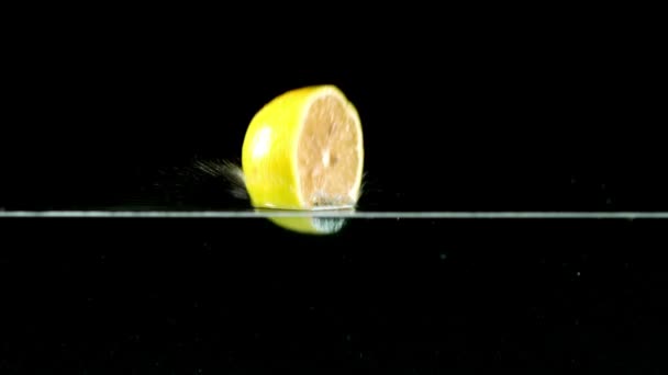 Lemon falling in water — Stock Video