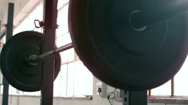 Focus sur les haltères lourdes dans la salle de gym Crossfit — Video