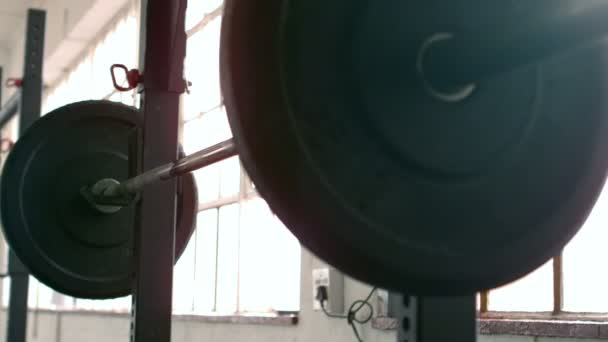 Focus op zware barbell in crossfit fitnessruimte — Stockvideo