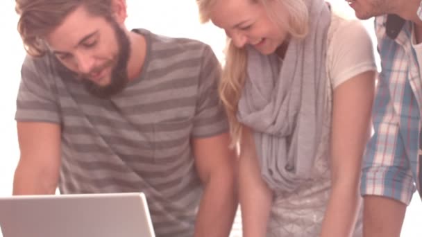 Zakelijke team op zoek naar een laptop — Stockvideo