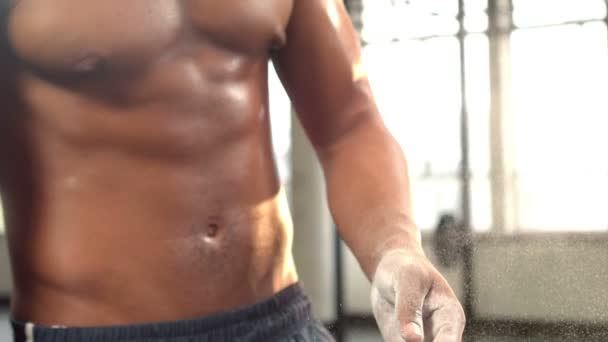 Fit homme craie ses mains dans la salle de gym — Video