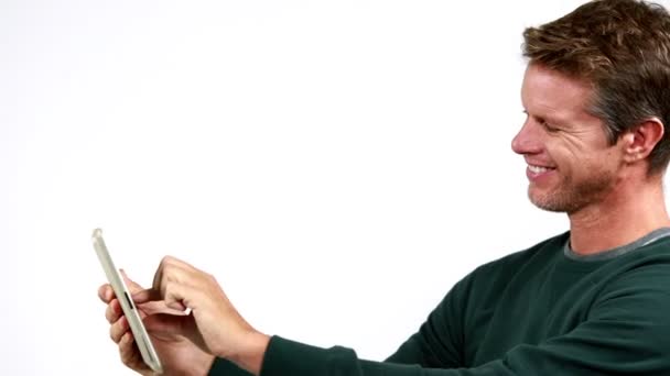 Улыбающийся человек с помощью планшета — стоковое видео