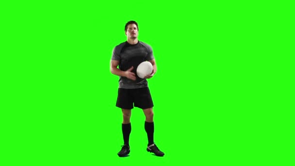 Seriöser Rugbyspieler mit Ball — Stockvideo