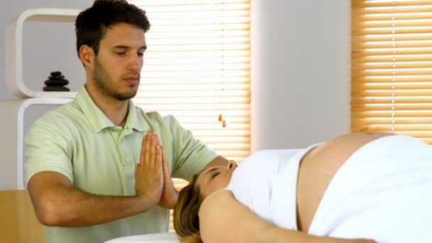 Thérapeute effectuant reiki sur le patient — Video