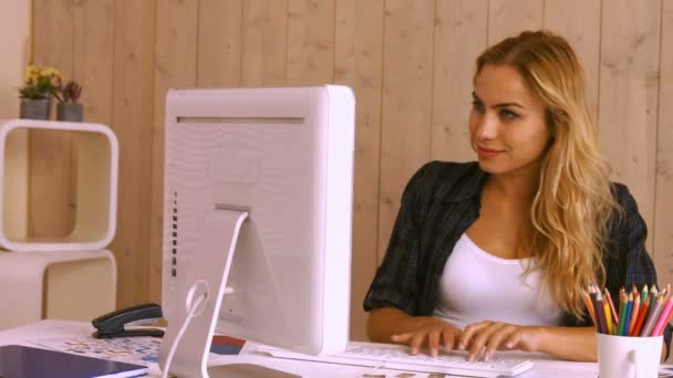 Trabajadora bonita en su escritorio — Vídeos de Stock