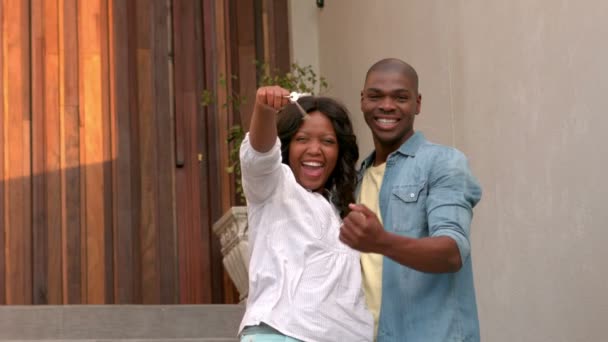 Ευτυχισμένο ζευγάρι έξω από το νέο τους σπίτι — Αρχείο Βίντεο