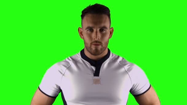 Kameraya bakarak ciddi rugby oyuncusu — Stok video