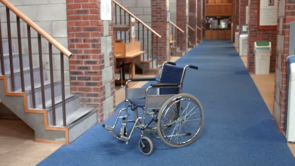 Bibliothèque vide avec fauteuil roulant — Video