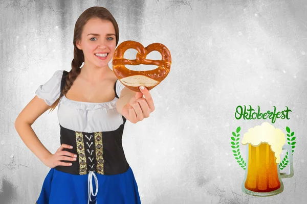 Oktoberfest chica sosteniendo pretzel — Foto de Stock