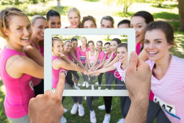 Imagen compuesta de la mano que sostiene la tableta pc — Foto de Stock