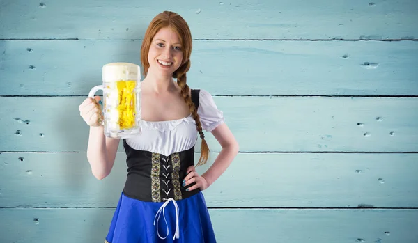 Oktoberfest fille tenant de la bière — Photo