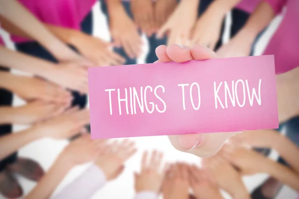 Women holding card with words things to know — Stock Photo, Image