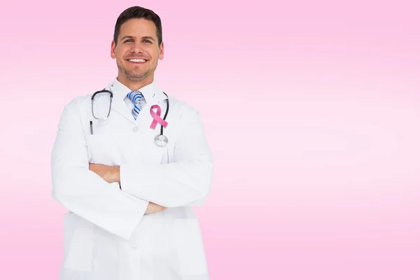 \handsome medico con le braccia attraversate — Foto Stock