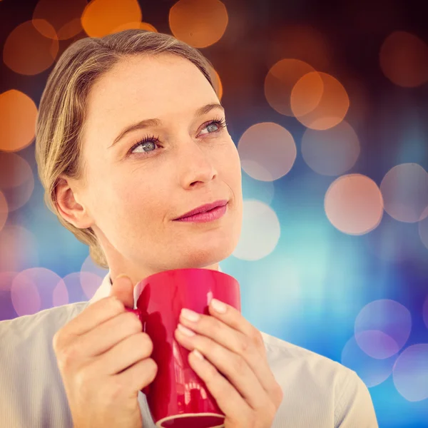 Mujer de negocios sosteniendo su taza y pensando — Foto de Stock