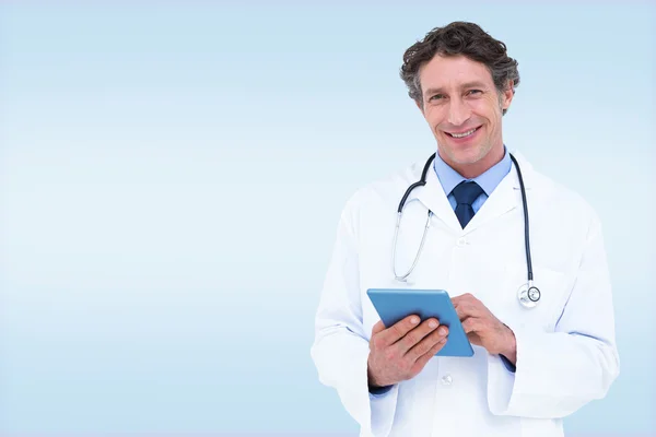 Retrato de sonriente médico varón sosteniendo el dígito — Foto de Stock