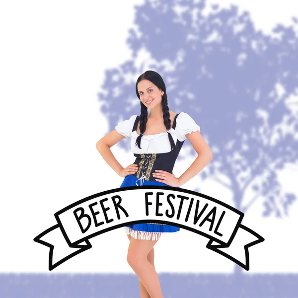 Oktoberfest-Mädchen lächelt in die Kamera — Stockfoto