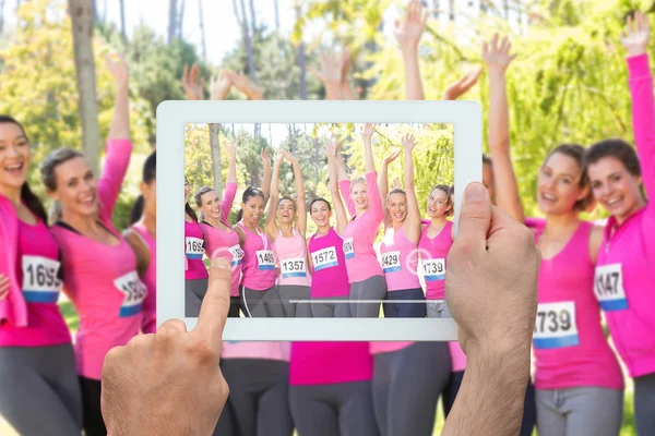 Mujeres que corren por la conciencia del cáncer de mama —  Fotos de Stock